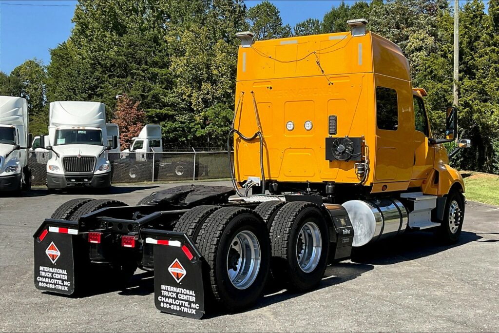 2022 CUM LT625 6×4 Sleeper