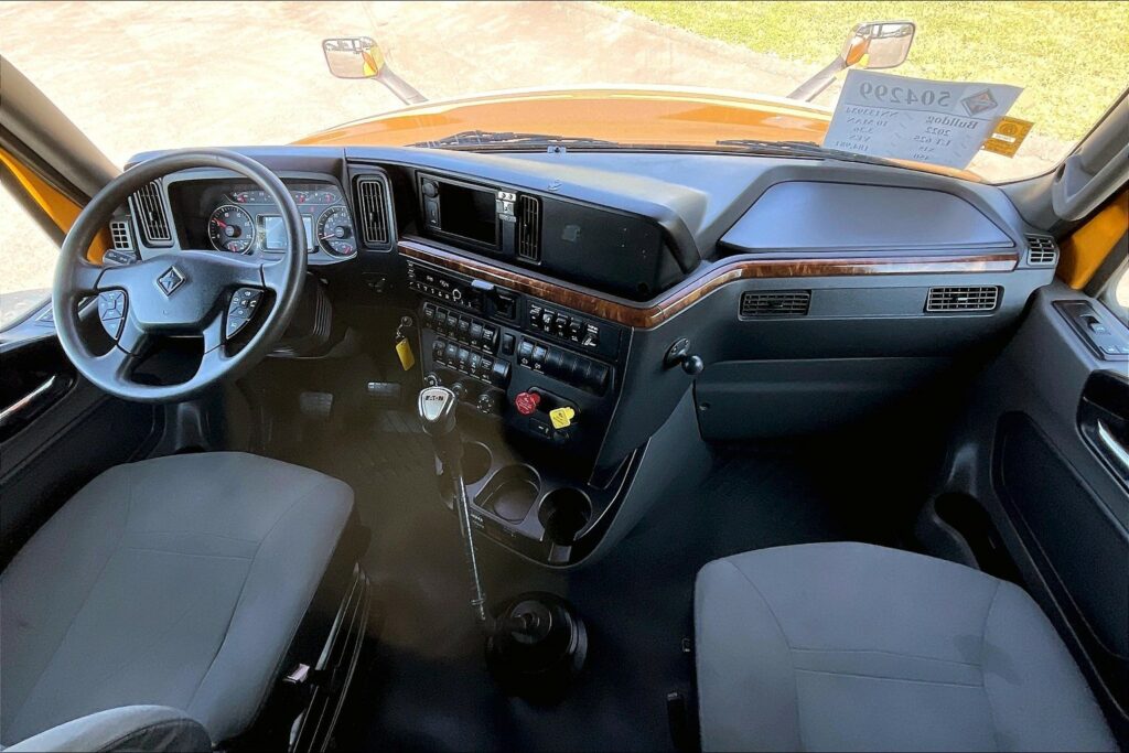 2022 CUM LT625 6×4 Sleeper