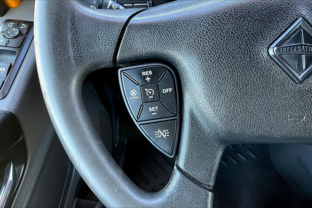 2022 CUM LT625 6×4 Sleeper