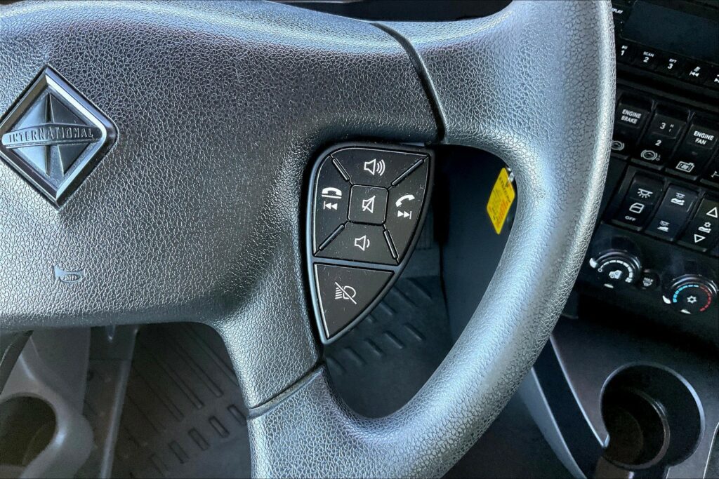 2022 CUM LT625 6×4 Sleeper