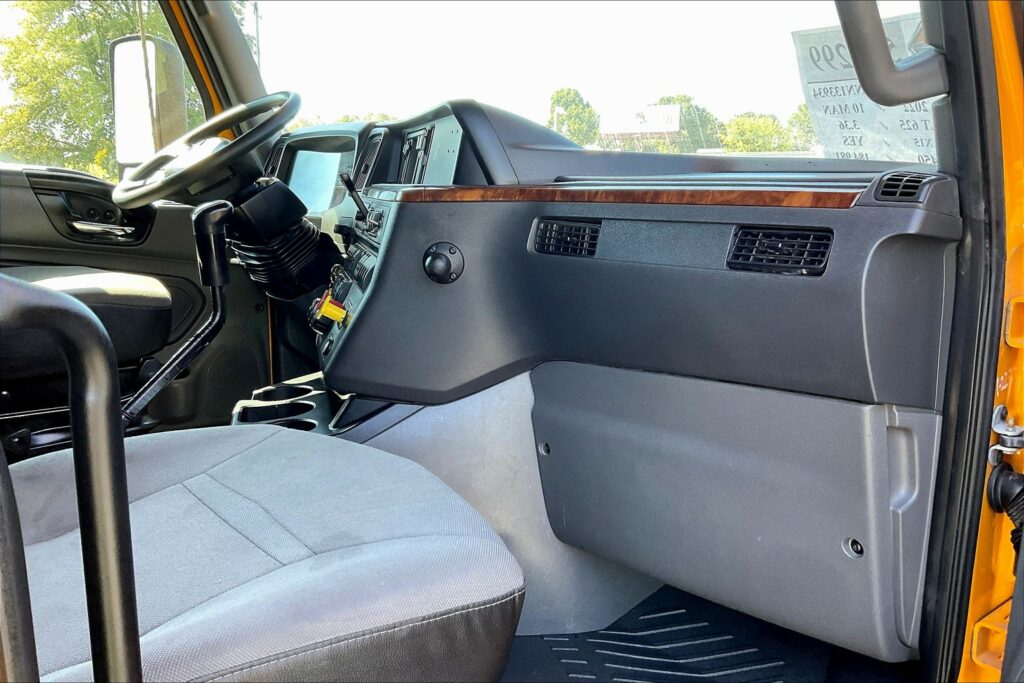 2022 CUM LT625 6×4 Sleeper