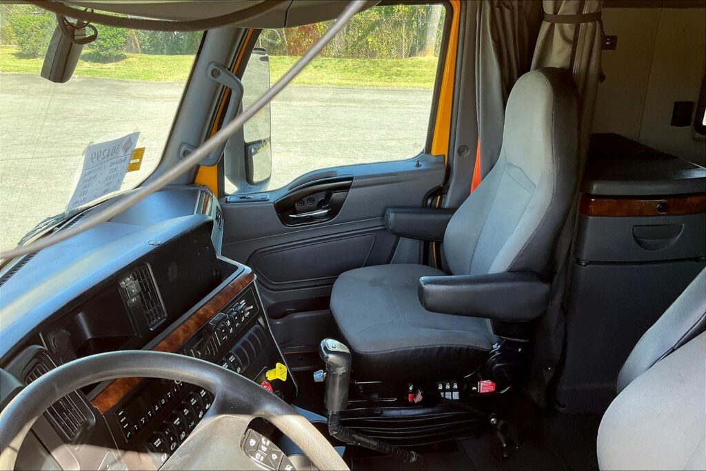 2022 CUM LT625 6×4 Sleeper