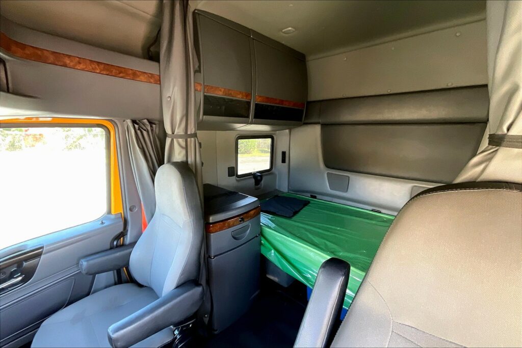 2022 CUM LT625 6×4 Sleeper