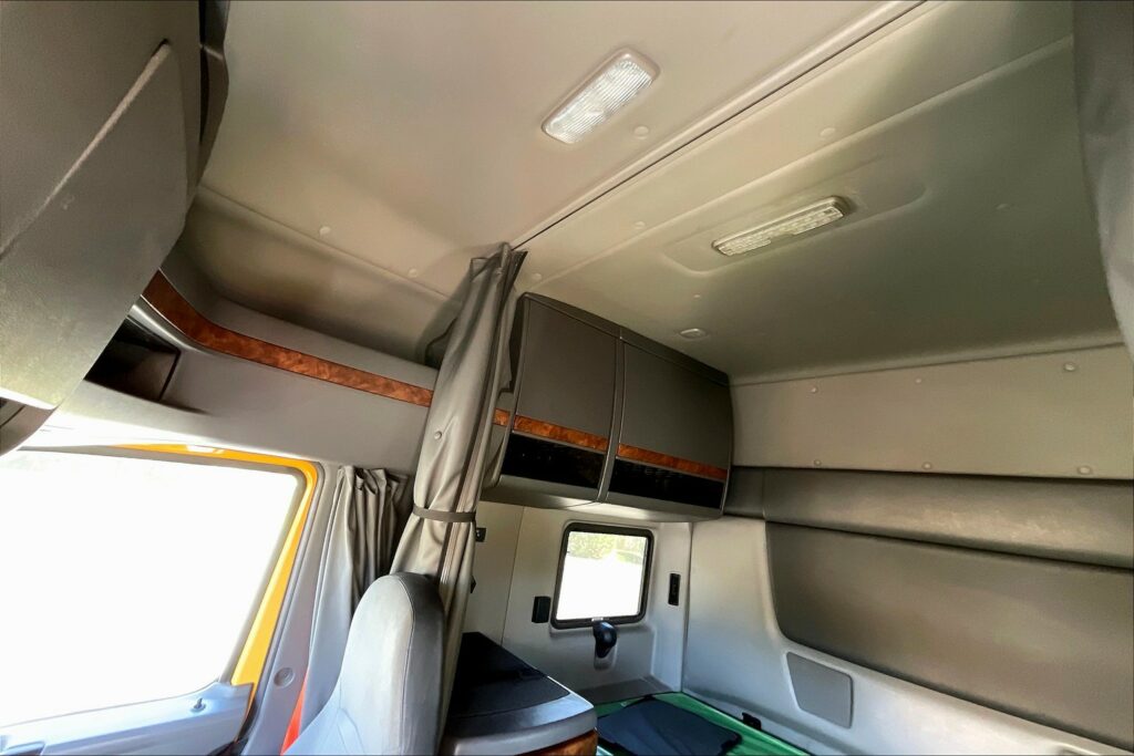 2022 CUM LT625 6×4 Sleeper