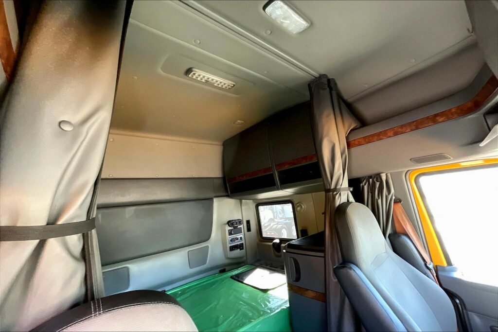 2022 CUM LT625 6×4 Sleeper