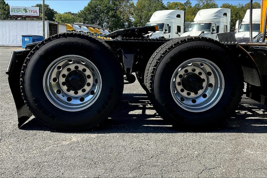 2022 CUM LT625 6×4 Sleeper