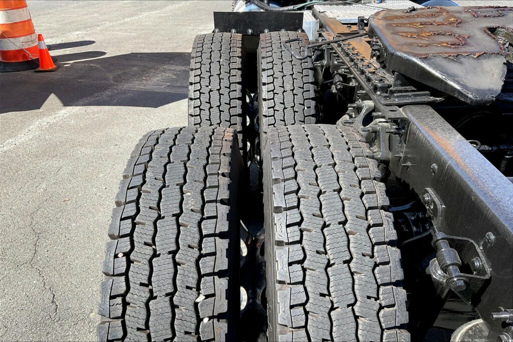 2022 CUM LT625 6×4 Sleeper