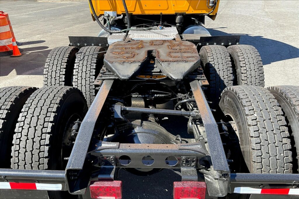 2022 CUM LT625 6×4 Sleeper