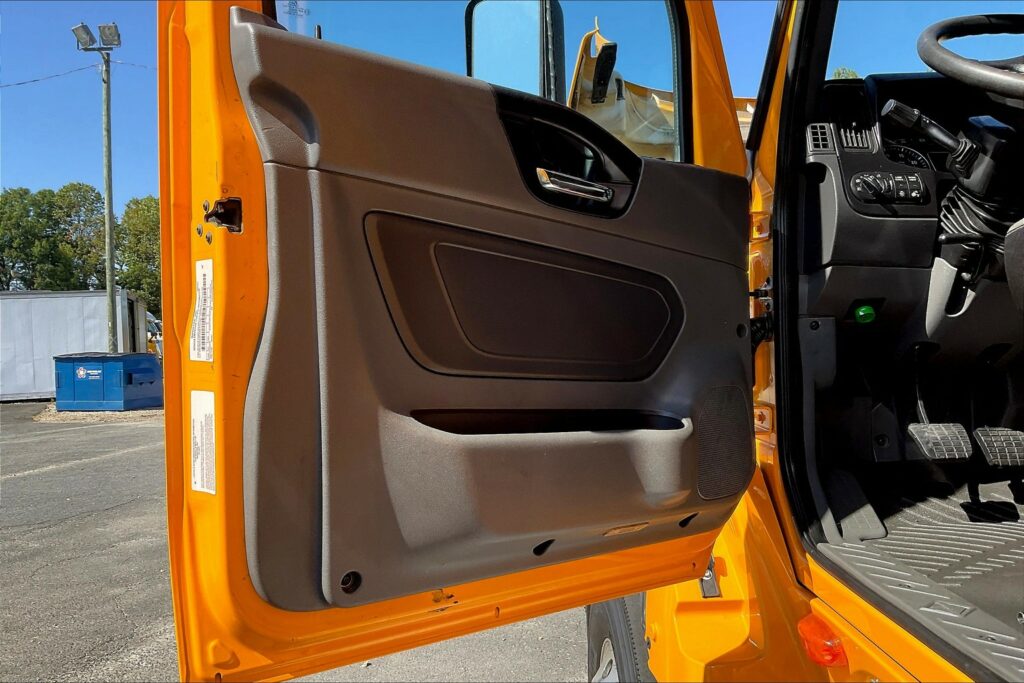 2022 CUM LT625 6×4 Sleeper