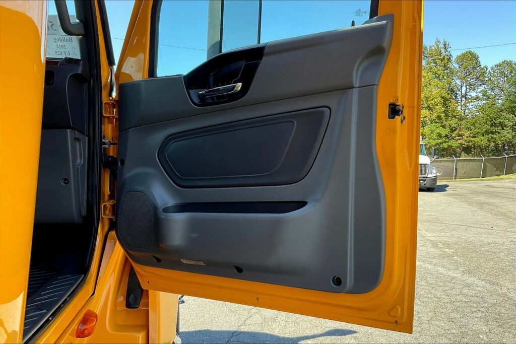 2022 CUM LT625 6×4 Sleeper