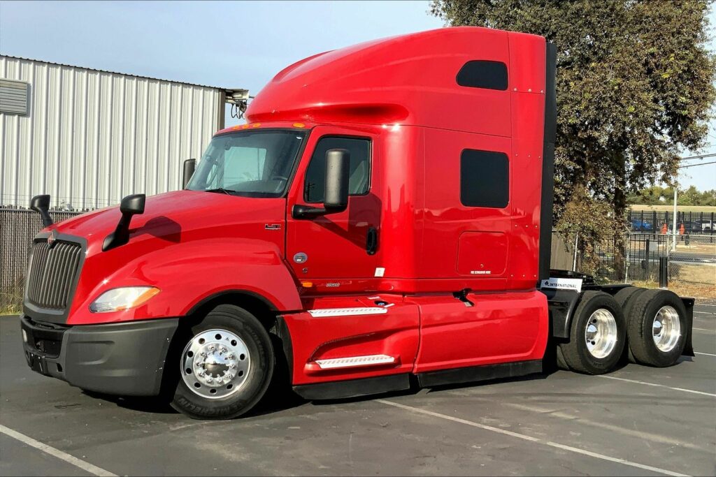 2022 CUM LT625 6×4 Sleeper