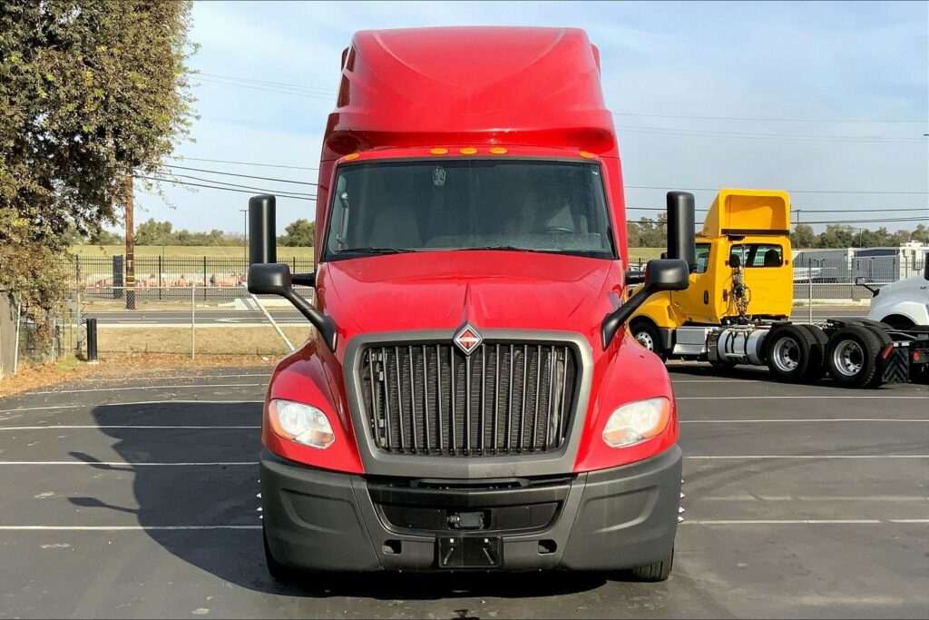 2022 CUM LT625 6×4 Sleeper