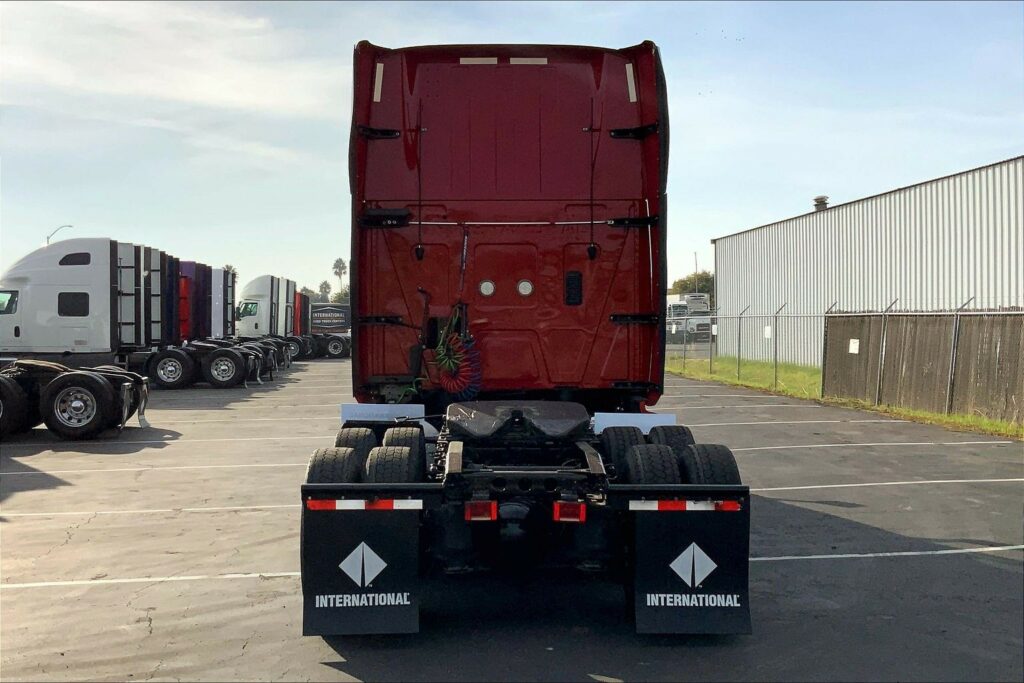 2022 CUM LT625 6×4 Sleeper