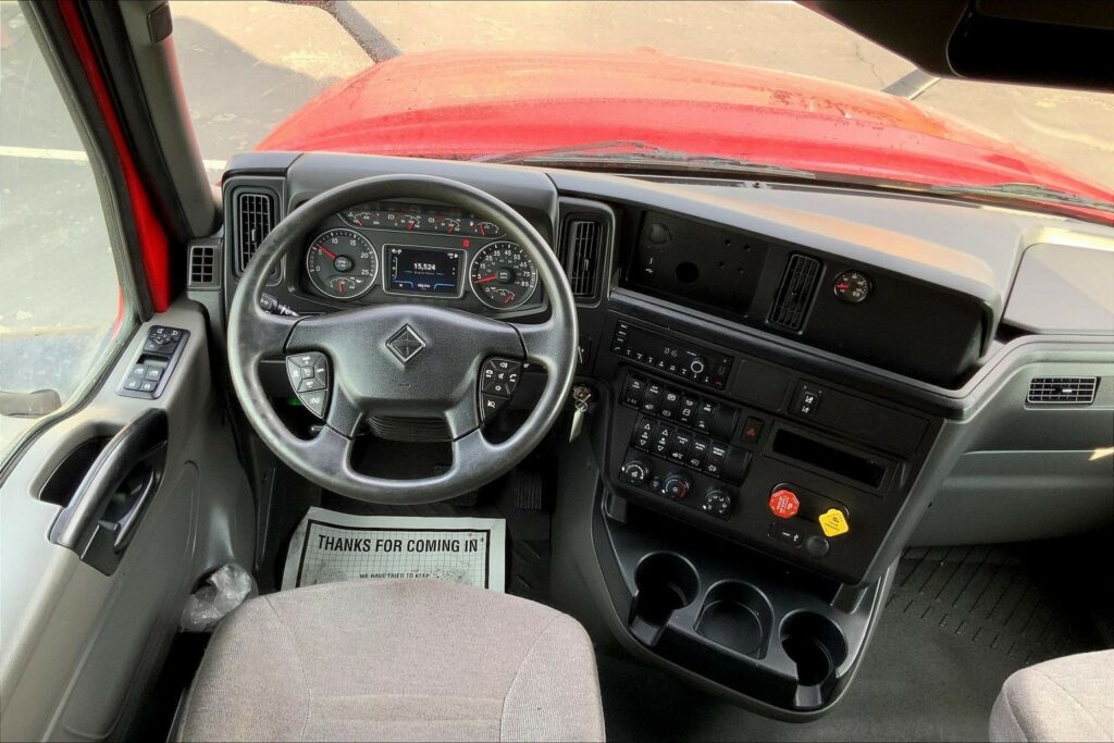 2022 CUM LT625 6×4 Sleeper