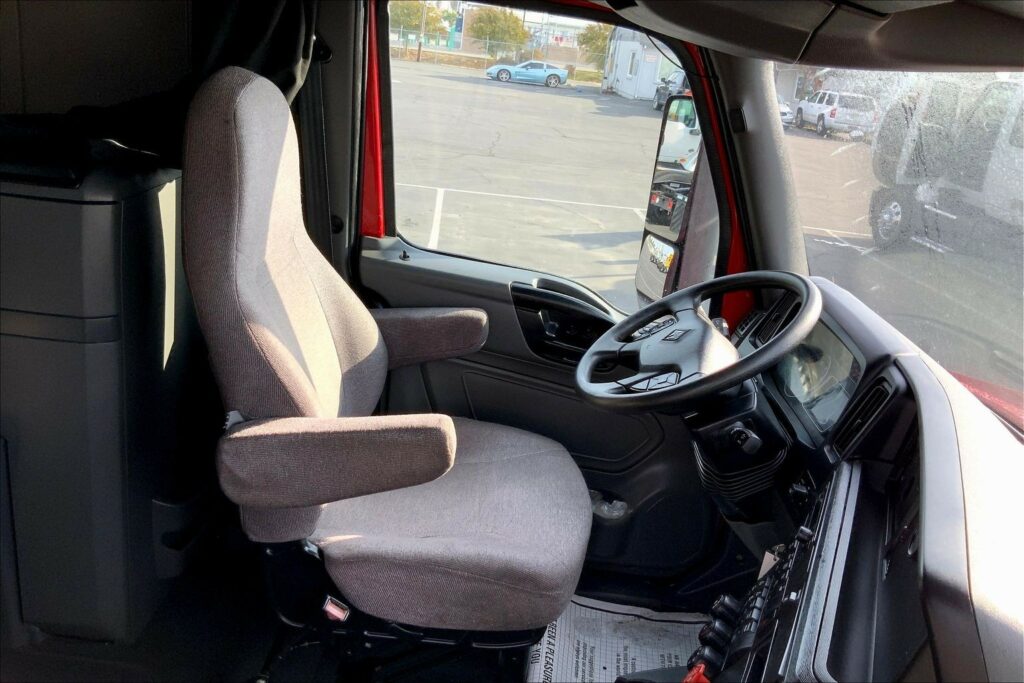 2022 CUM LT625 6×4 Sleeper