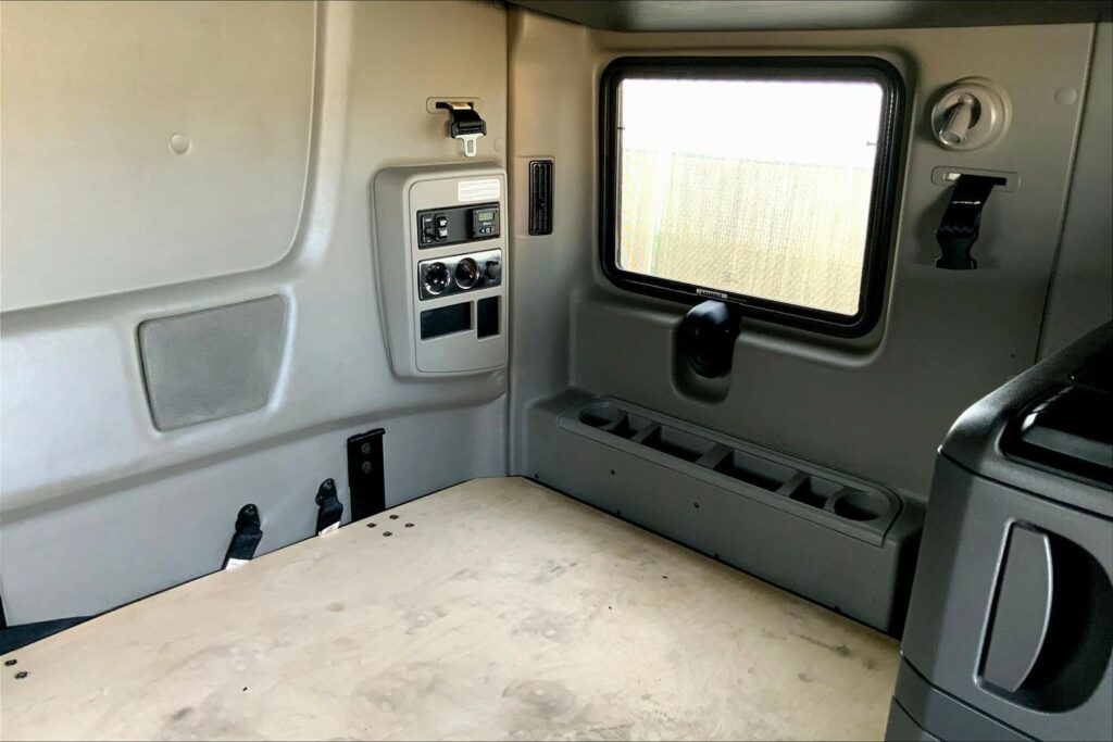 2022 CUM LT625 6×4 Sleeper