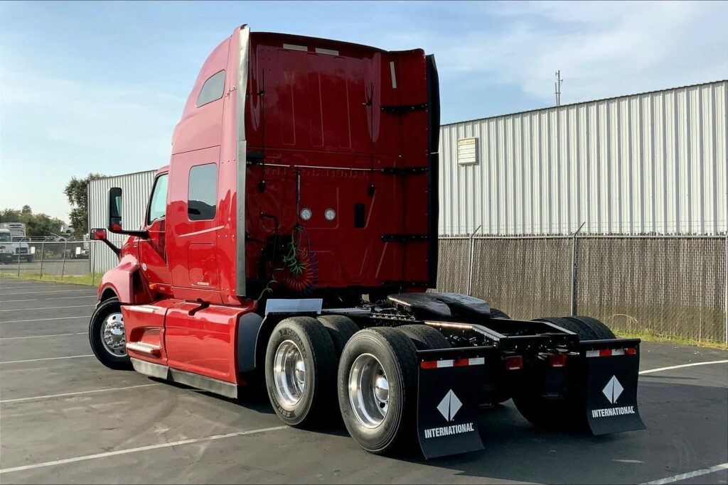 2022 CUM LT625 6×4 Sleeper