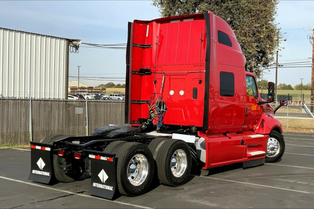 2022 CUM LT625 6×4 Sleeper