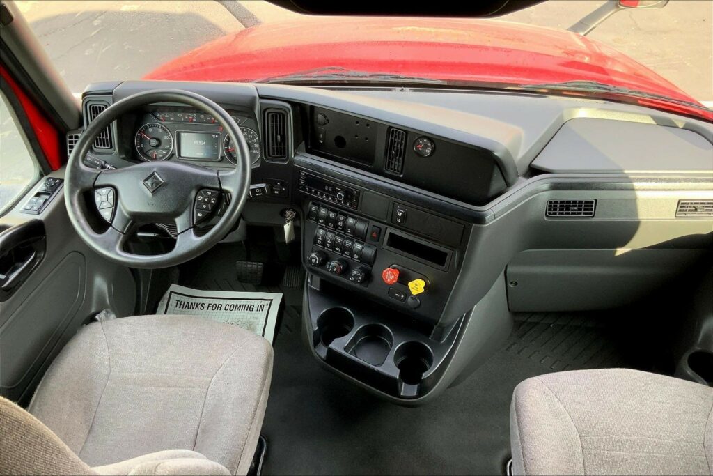 2022 CUM LT625 6×4 Sleeper