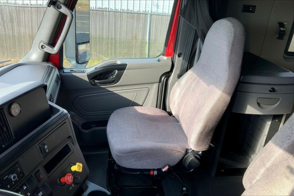 2022 CUM LT625 6×4 Sleeper