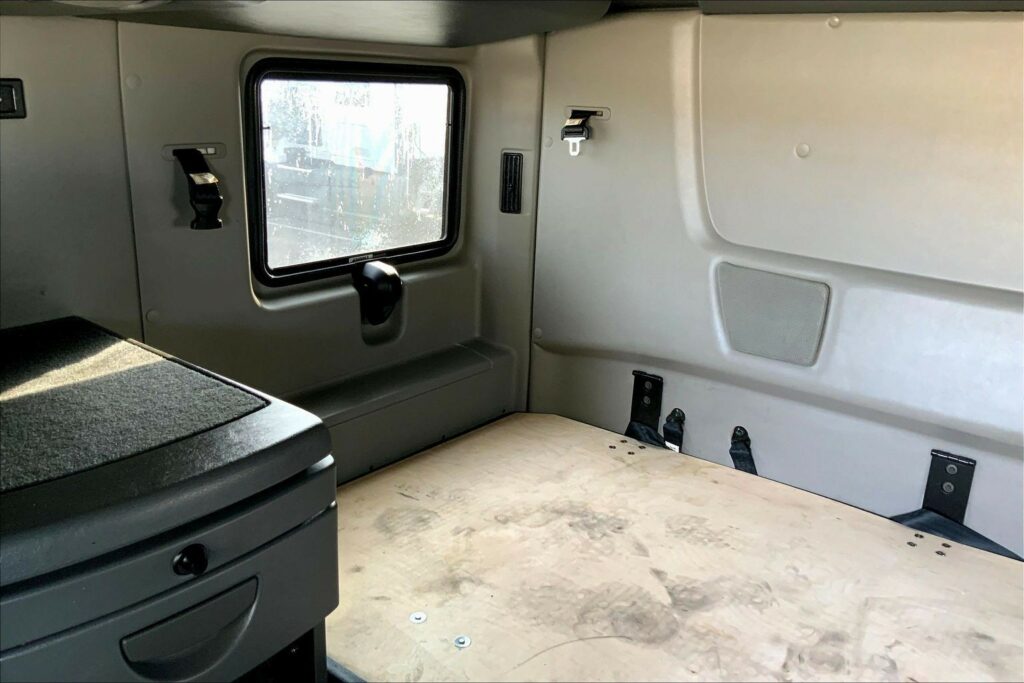 2022 CUM LT625 6×4 Sleeper