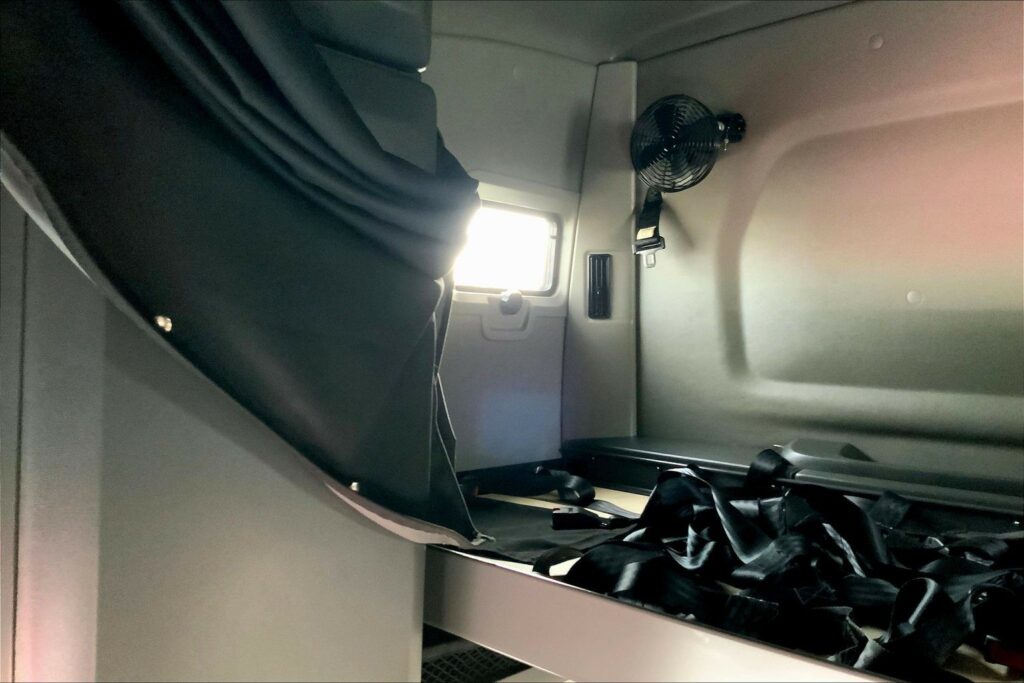 2022 CUM LT625 6×4 Sleeper