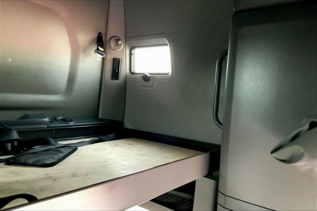 2022 CUM LT625 6×4 Sleeper