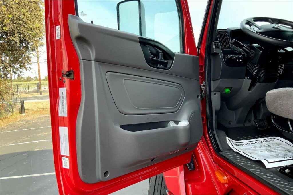 2022 CUM LT625 6×4 Sleeper