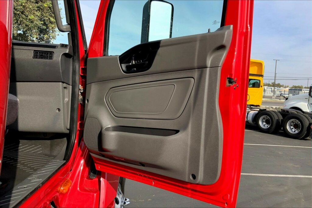 2022 CUM LT625 6×4 Sleeper