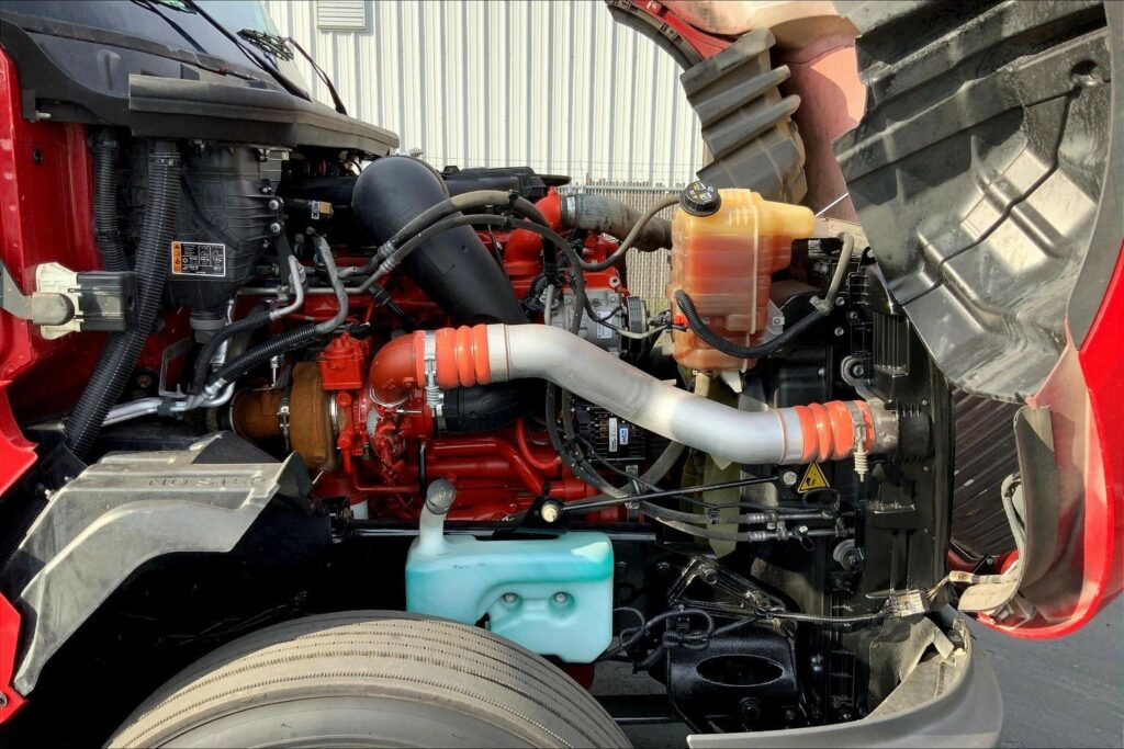 2022 CUM LT625 6×4 Sleeper