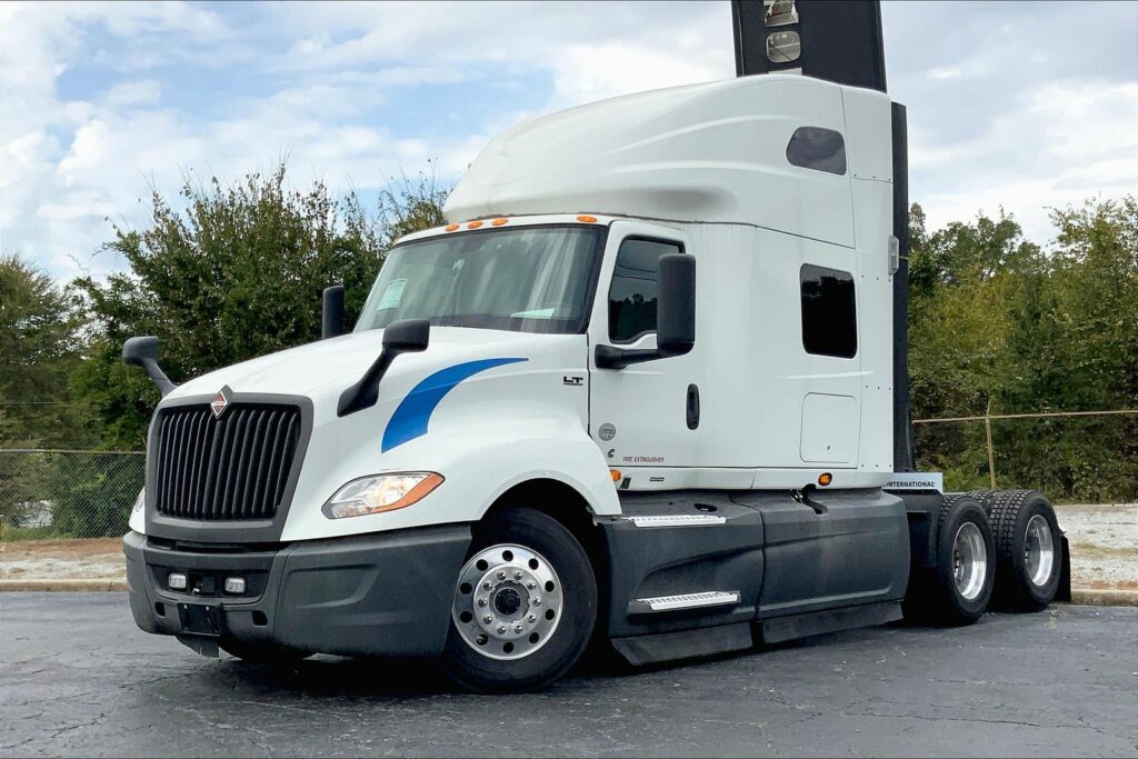 2021 CUM LT625 6×4 Sleeper