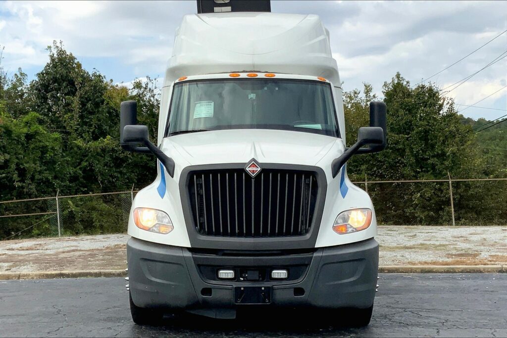 2021 CUM LT625 6×4 Sleeper