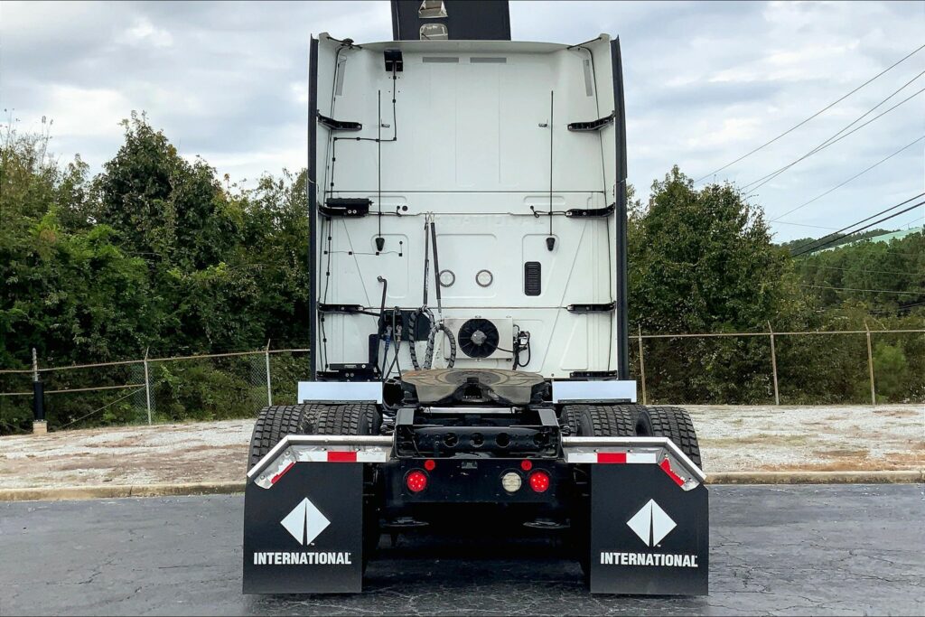 2021 CUM LT625 6×4 Sleeper