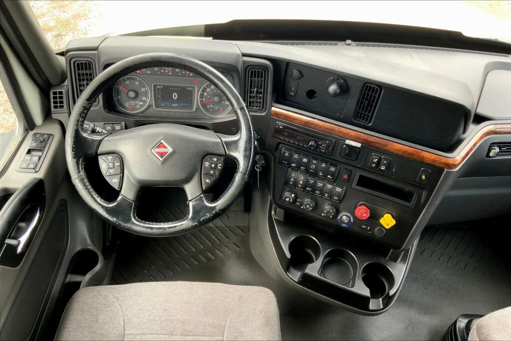 2021 CUM LT625 6×4 Sleeper