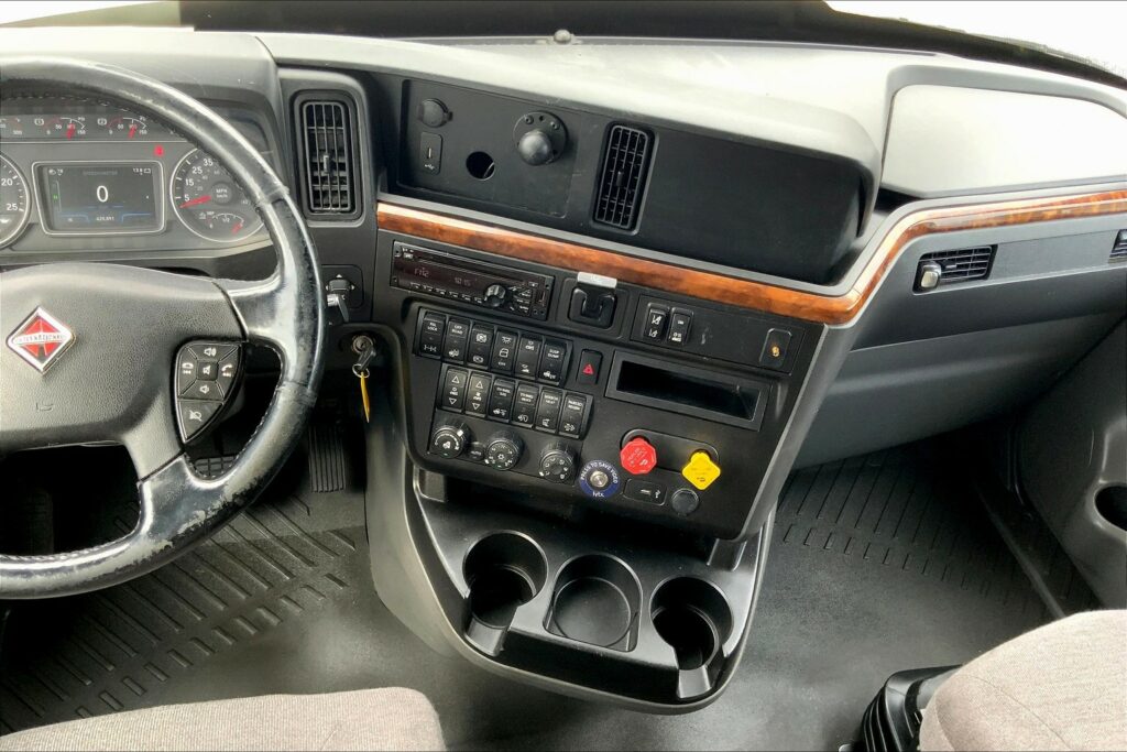 2021 CUM LT625 6×4 Sleeper