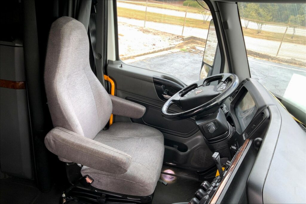 2021 CUM LT625 6×4 Sleeper