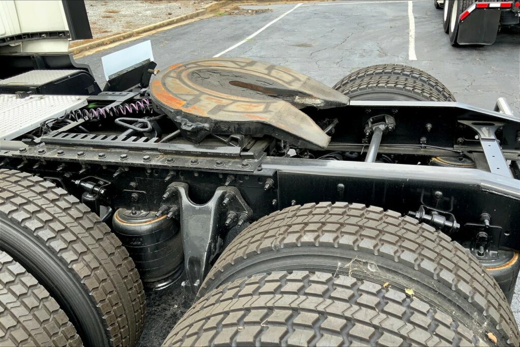 2021 CUM LT625 6×4 Sleeper