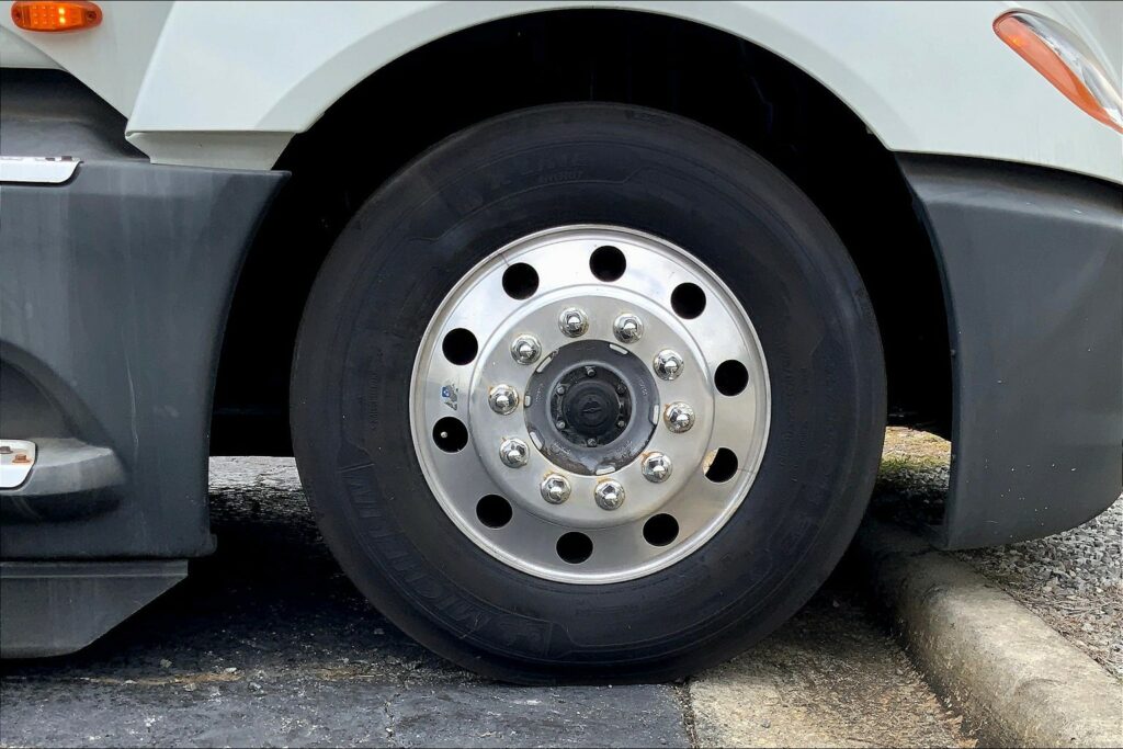 2021 CUM LT625 6×4 Sleeper