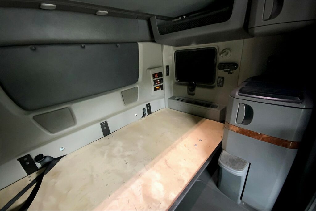 2021 CUM LT625 6×4 Sleeper