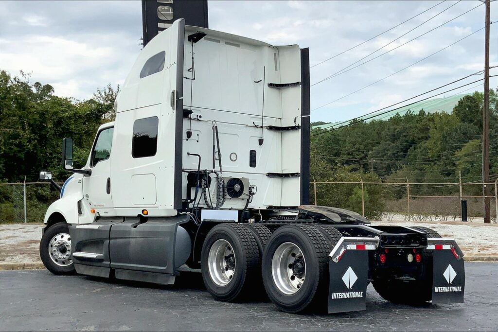 2021 CUM LT625 6×4 Sleeper