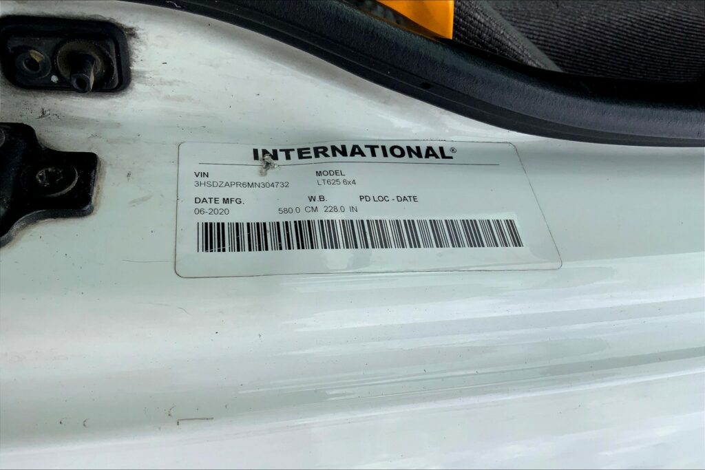 2021 CUM LT625 6×4 Sleeper