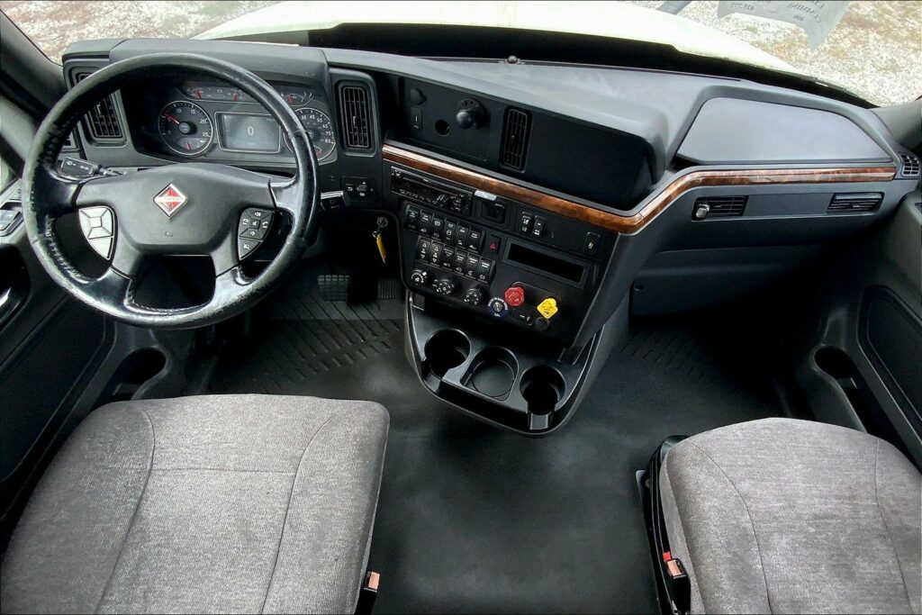 2021 CUM LT625 6×4 Sleeper