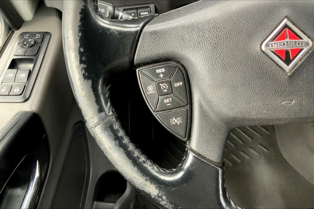 2021 CUM LT625 6×4 Sleeper