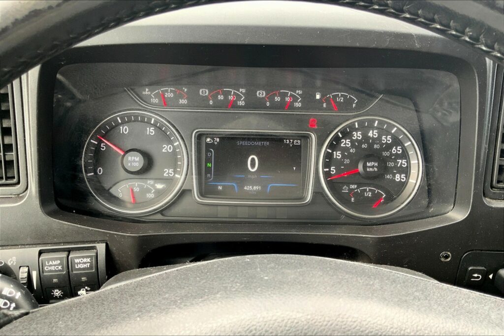 2021 CUM LT625 6×4 Sleeper