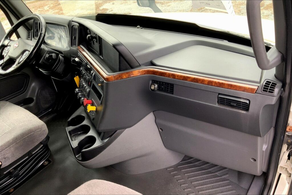 2021 CUM LT625 6×4 Sleeper