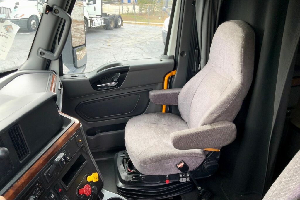 2021 CUM LT625 6×4 Sleeper