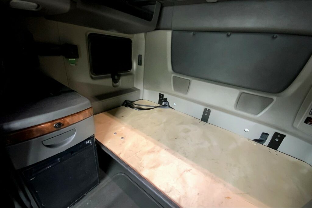 2021 CUM LT625 6×4 Sleeper