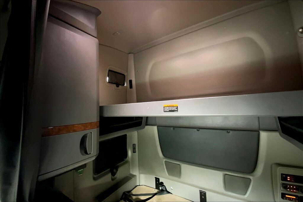 2021 CUM LT625 6×4 Sleeper