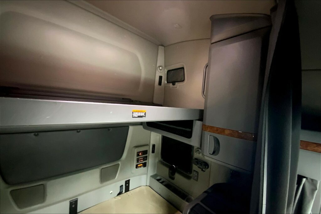 2021 CUM LT625 6×4 Sleeper