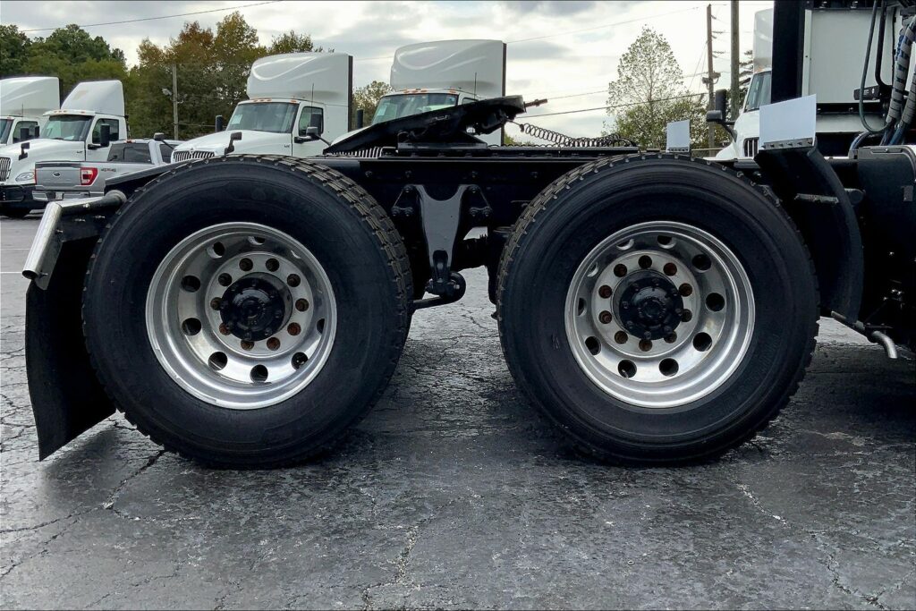 2021 CUM LT625 6×4 Sleeper